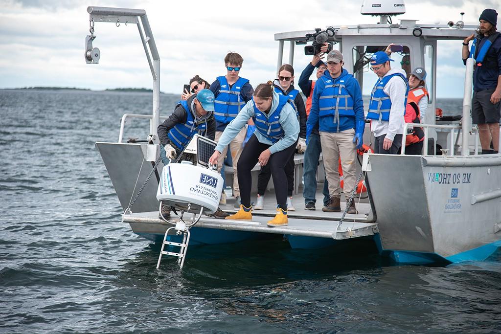 正规澳门赌场网络的学生在RV Sakohki号上部署了一个鲨鱼探测浮标到中南湾